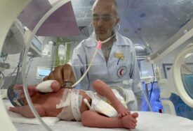 (VIDEO, FOTO) Sićušna beba spasena iz stomaka mrtve majke: Roditelji stradali u napadu na Rafu, novorođenče se izborilo za život