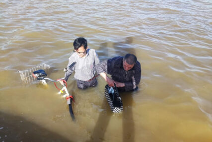 Muškarcu pozlilo, pa uletio biciklom u jezero:  Dramu vidio inženjer IZ KINE, pa odmah uskočio u vodu da bi ga spasio, a ovako se SVE ODIGRALO