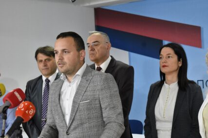 (VIDEO, FOTO) „TO SAM JA“ Neslavan start kandidata SDS za načelnika Čelinca: O sebi priča u 3. licu, novinari ostali zbunjeni