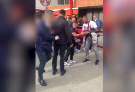 (VIDEO) OPKOLILA GA DJECA Aleksandar Mitrović bodri Partizan protiv Crvene zvezde