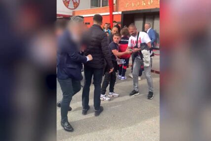 (VIDEO) OPKOLILA GA DJECA Aleksandar Mitrović bodri Partizan protiv Crvene zvezde