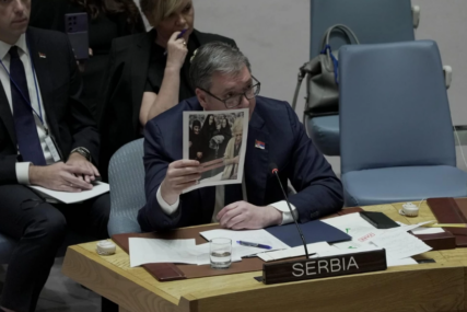 (FOTO) ALBANCI JE SILOVALI, PA ZAKLALI PRED MAJKOM Ko je bila Marica Mirić čiju je sliku pokazao Vučić na sjednici Savjeta bezbjednosti UN