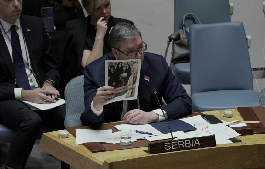 "Da li zaista vjerujete da se to nije desilo" Vučić na sjednici SB UN pokazao sliku silovane i brutalno ubijene Srpkinje na Kosovu