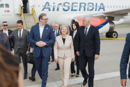 Vučić sletio na mostarski aerodrom