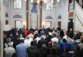 "Podijelimo radost sa komšijama" U džamiji Ferhadiji u Banjaluci klanjan Bajram namaz, muftija Smajlović poslao snažnu poruku