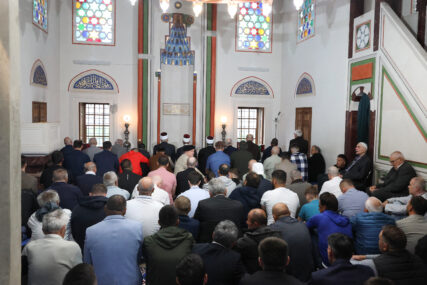 "Podijelimo radost sa komšijama" U džamiji Ferhadiji u Banjaluci klanjan Bajram namaz, muftija Smajlović poslao snažnu poruku