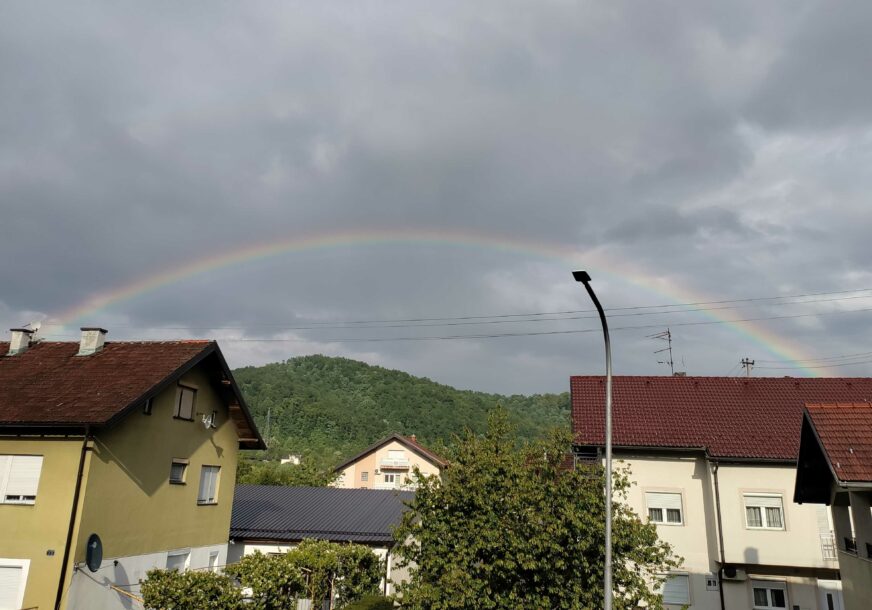 (VIDEO) Šarene boje ostavljaju BEZ DAHA: Nakon kišnog dana u Banjaluci, DUGA NA NEBU je pravo osvježenje
