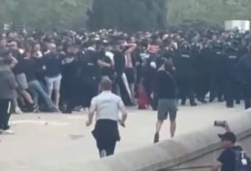 (VIDEO) HAOS U BARSELONI Navijači PSŽ se potukli sa policijom prije početka meča
