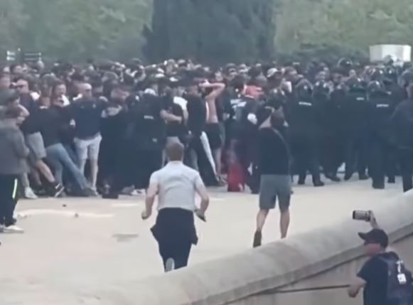 (VIDEO) HAOS U BARSELONI Navijači PSŽ se potukli sa policijom prije početka meča
