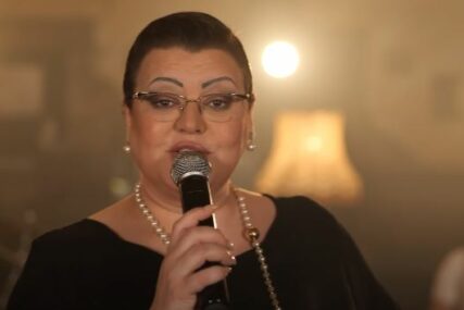 (FOTO) "NIŠTA NIJE TEŠKO KADA SE ŽELI" Hrabra pjevačica se već 3 puta borila sa rakom, njena priča vjetar je u leđa mnogima
