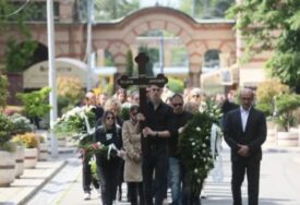 (VIDEO, FOTO) "Neka te Bog zagrli za nas" Bojana Janković sahranjena uz PJESMU "ŽIVIO ŽIVOT", članovi porodice, prijatelji i kolege nijemi od bola