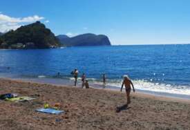 (VIDEO) More nestvarnih boja i pejzaži koji ostavljaju bez daha: Jedna od najljepših plaža Mediterana krije se Albaniji
