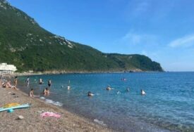 Podignuta crvena zastavica: U Crnoj Gori ZABRANJENO KUPANJE na ovim plažama, evo šta je razlog