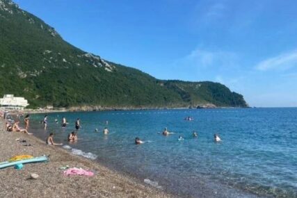 (FOTO) "Voda je odlična, topla i čista" Plaže u Crnoj Gori dobile prve kupače u aprilu