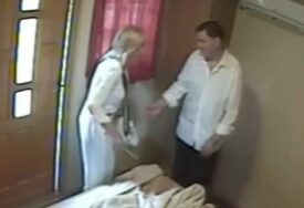 (VIDEO) LJUBAVNICA POBJEGLA U KUPATILO  Pjevačica uhvatila muža u krevetu s drugom, kamera sve snimila, a onda uslijedio obrt