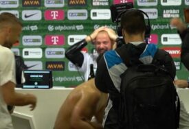 (VIDEO) FEŠTA U MAĐARSKOJ Dejan Stanković dobio "kupanje" od igrača na pres konferenciji