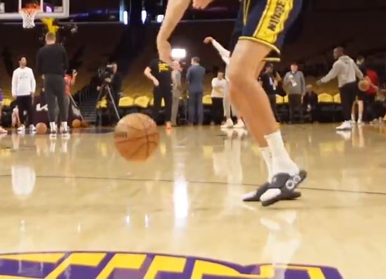 (VIDEO) BIZARNO Košarkaši Denvera u papučama izašli na zagrijavanje, a sada je poznato i zašto
