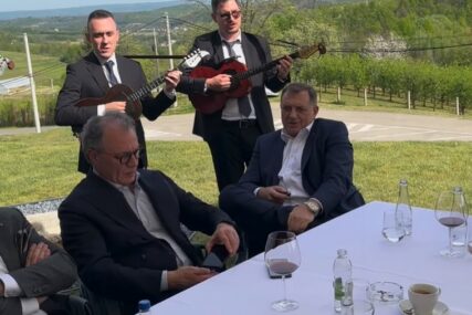 (VIDEO) “Srpkinja je mene majka rodila” Dodik ispratio Orbana, pa zapjevao