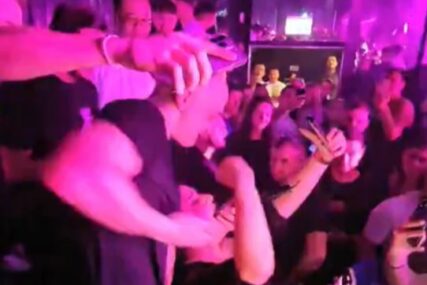 (VIDEO) "OVO JE BOLESNO" Desingerica nakon pljuvanja publike na nastupu gura mikrofon djevojci u usta, ljudi zgroženi