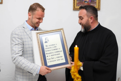 (FOTO) "Pripala mi je čast da budem KUM SLAVE" Stanivuković tradicionalno prisustvovao liturgiji i parastosu u Šljivnu na Manjači