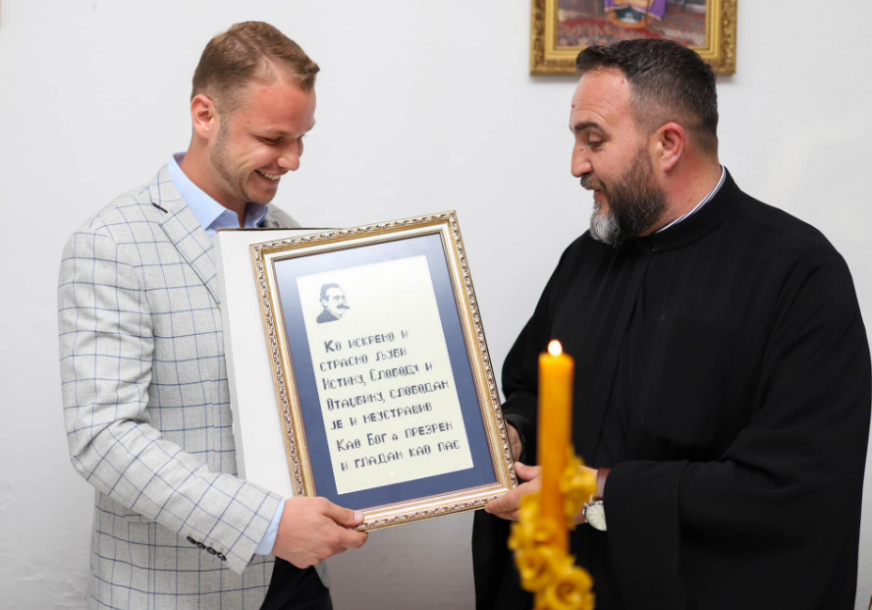 (FOTO) "Pripala mi je čast da budem KUM SLAVE" Stanivuković tradicionalno prisustvovao liturgiji i parastosu u Šljivnu na Manjači