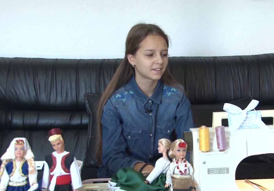 Esma Gljiva se bavi izradom tradicionalne narodne nošnje za lutke