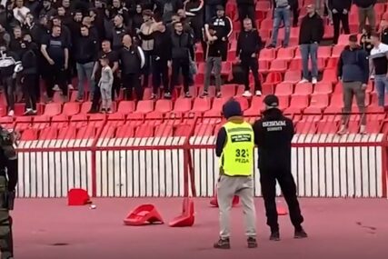(VIDEO) Grobari lomili stolice: Navijači Partizana bakljama gađali navijače Crvene zvezde