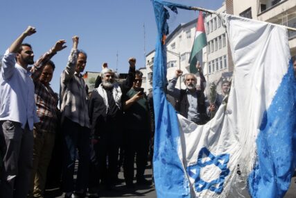 Iranci sa pocijepanom zastavom izraela