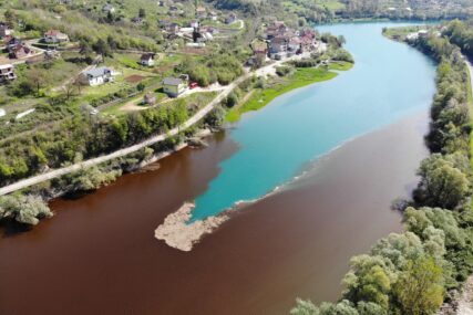 (FOTO) "Treće proljeće zaredom" Boja Jablaničkog jezera VRAĆA U SUROVU REALNOST, problem se vuče godinama