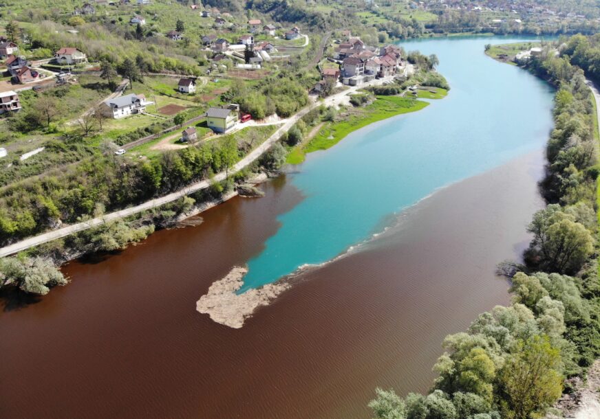 (FOTO) "Treće proljeće zaredom" Boja Jablaničkog jezera VRAĆA U SUROVU REALNOST, problem se vuče godinama