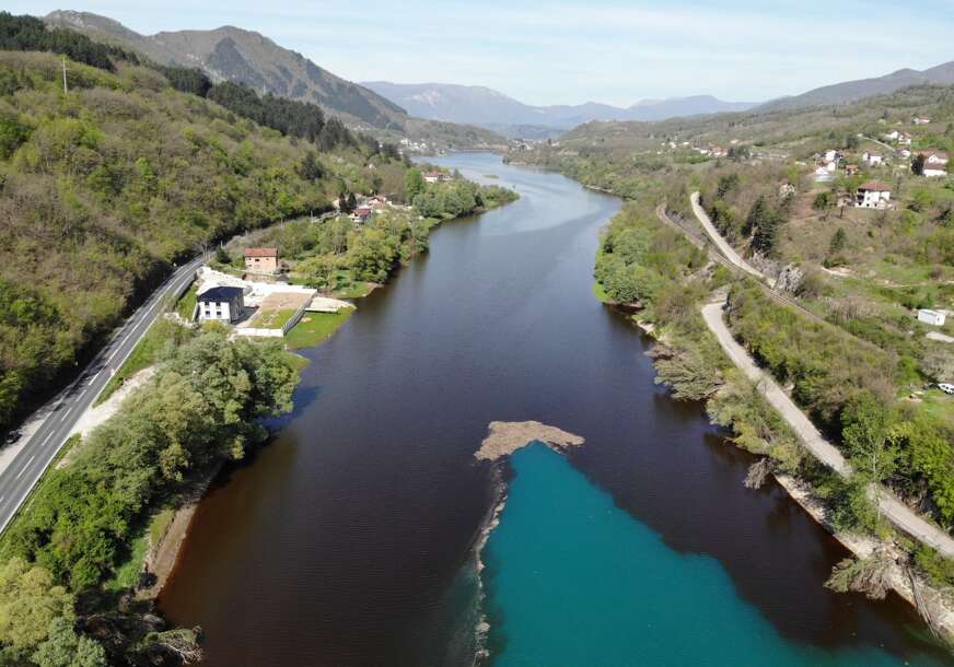 (FOTO) Može se očekivati pomor ribe, problem mogu da imaju i plivači: Boja Jablaničkog jezera IZGLEDA JEZIVO, razlog je poznat