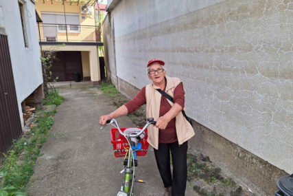 (FOTO) "Imam ruke koje dobro kuvaju i mogu da rade" Jela Knežević, požrtvovana volonterka iz Šamca, bicikom redovno ide u posjetu STARIM I BOLESNIM