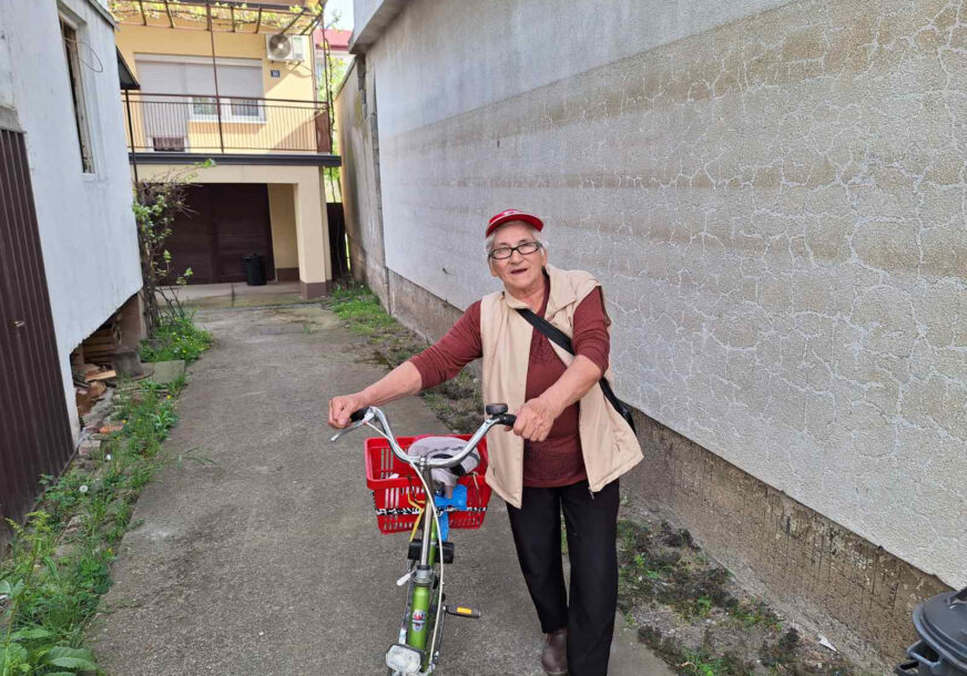 (FOTO) "Imam ruke koje dobro kuvaju i mogu da rade" Jela Knežević, požrtvovana volonterka iz Šamca, bicikom redovno ide u posjetu STARIM I BOLESNIM