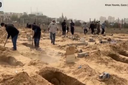 (FOTO) "Ovo je zločin protiv čovječanstva" Otkriveno skoro 300 tijela u masovnoj grobnici u Gazi  