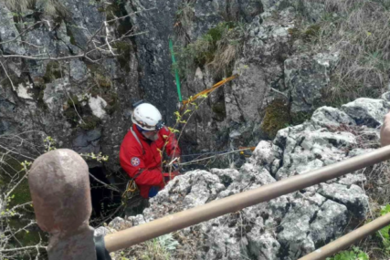 (FOTO) Pretražuje se jama duboka 70 metara: Specijalni tim MUP nastavlja POTRAGU ZA TIJELOM Danke Ilić