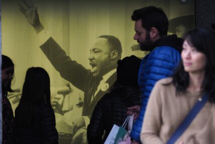 ljudi ispred plakata Martina Lutera Kinga