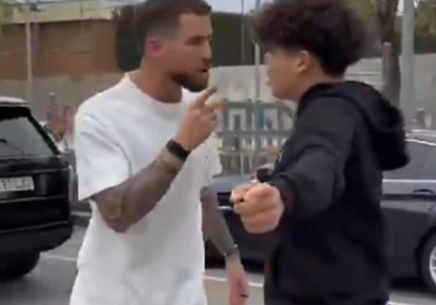 (VIDEO) SKANDALOZNA SCENA Navijač se sukobio sa fudbalerom Barselone, ovaj mu sve i svašta sasuo u lice