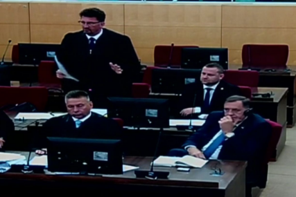 (VIDEO) HIT PERFORMANS PREDSJEDNIKA SRPSKE Kako je Dodik čitao knjigu dok ga je prozivala Uzunovićeva