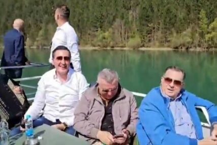(VIDEO) “Od Topole, pa do Ravne gore” Dodik u duetu s Kusturicom otpjevao četnički hit