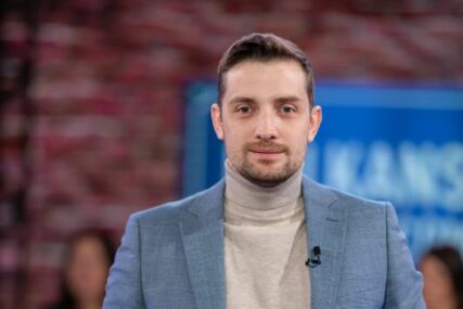 (VIDEO) "Ovo je nešto najemotivnije" Mirza Selimović POSVETIO PJESMU MAJCI, kolege u suzama