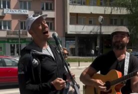 (VIDEO) "Put je uvijek radosniji uz pjesmu" Nikola Rokvić na putu do Grčke ZAPJEVAO SA ULIČNIM SVIRAČEM, komentari podrške se samo nižu