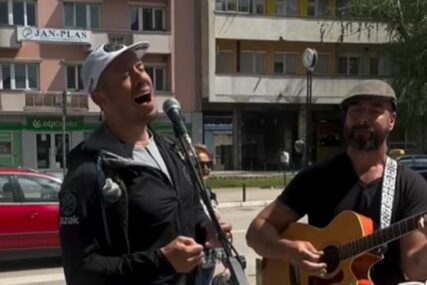 Nikola Rokvić pjeva sa uličnim pjevačem