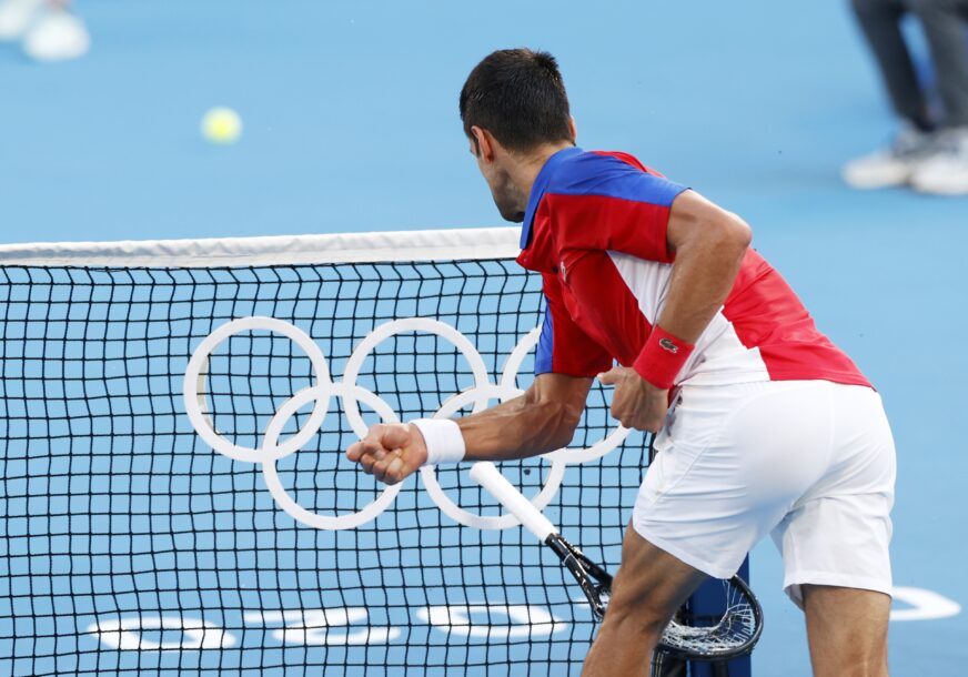 Novak Đoković lomi reket na Olimpijadi u Tokiju