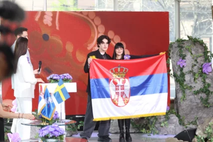 (FOTO) Ispraćaj Teja Dore na “Evroviziju 2024” Predstavnica Srbije u crnoj haljini, sa ramondom na reveru