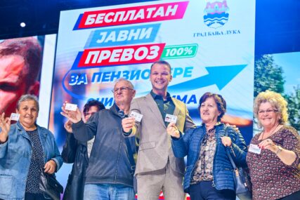 (FOTO) Banjaluka to ime jedina u regionu: Stanivuković podijelio penzionerima 1.500 DOŽIVOTNIH BESPLATNIH kartica za prevoz