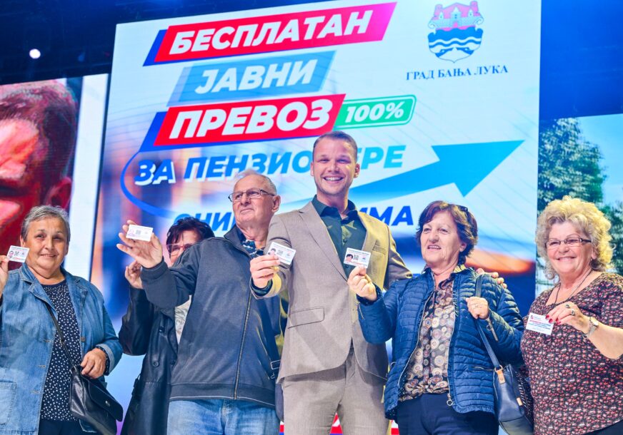 (FOTO) Banjaluka to ima jedina u regionu: Stanivuković podijelio penzionerima 1.500 DOŽIVOTNIH BESPLATNIH kartica za prevoz