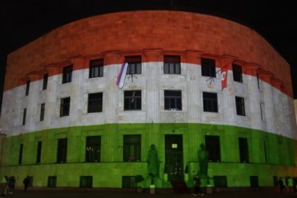 U ZNAK DOBRODOŠLICE Palata Republike u bojama mađarske zastave