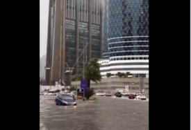 (VIDEO) Obilne kiše pogodile UAE: U Omanu broj poginulih u poplavama PORASTAO NA 18, a više ljudi se vodi kao nestalo