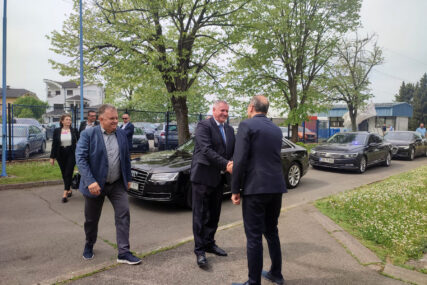 (FOTO) Radovan Višković u posjeti Gradiški: Zajedno sa gradonačelnikom Zoranom Adžićem  posjetili su fabriku "PMP Jelšingrad – FMG"
