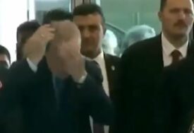 (VIDEO) Delegacija stoji, a ERDOGAN SE ČEŠLJA: Potez turskog predsjednika "zapalio" društvenim mreže